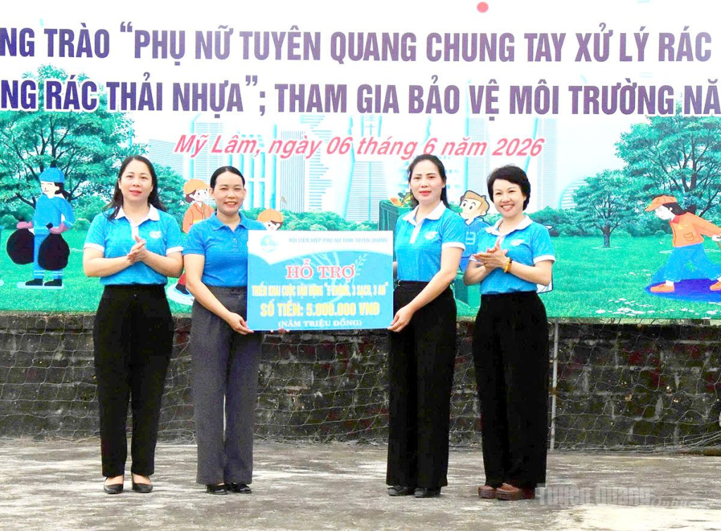 Lãnh đạo Hội LHPN tỉnh trao hỗ trợ triển khai Cuộc vận động “5 không, 3 sạch, 3 an” cho Hội LHPN phường Mỹ Lâm.