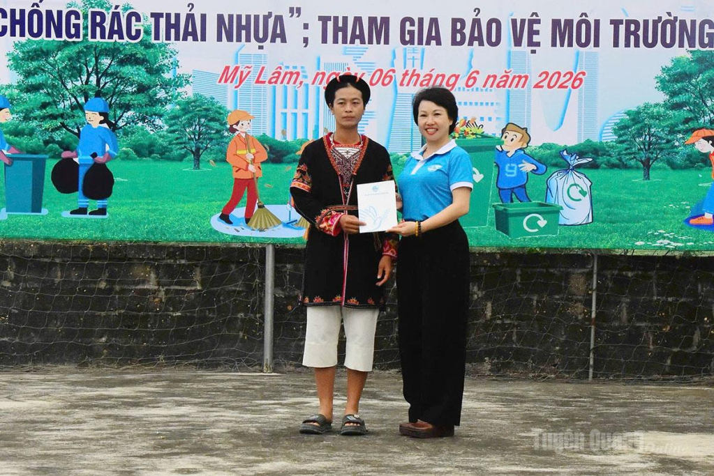 Hội LHPN tỉnh trao hỗ trợ xây dựng công trình vệ sinh từ mô hình “Viên gạch hồng” cho hộ hội viên chi hội Phụ nữ tổ dân phố Đá Bàn 1.