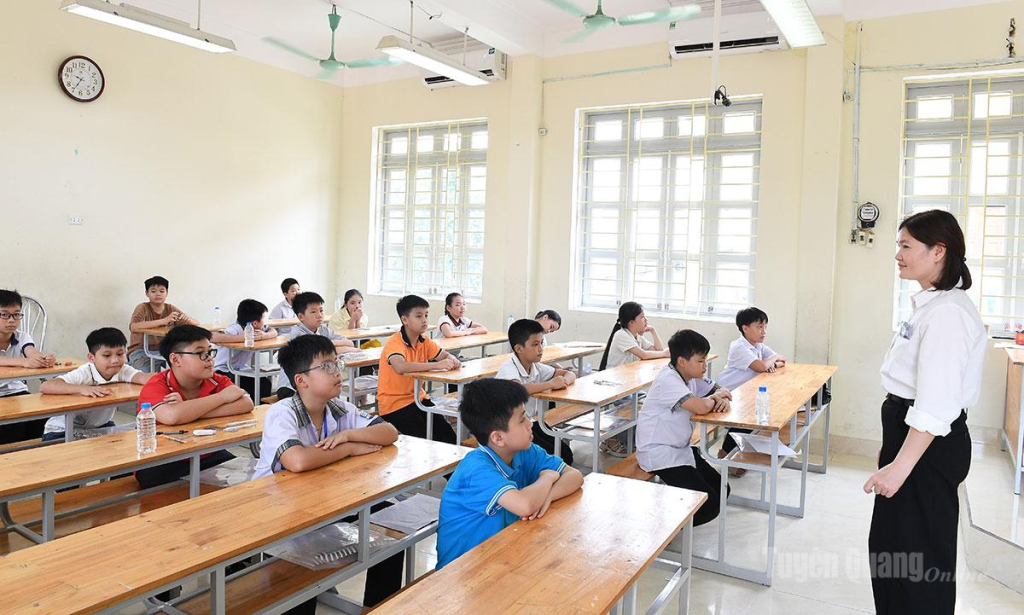 Giám thị phổ biến quy chế thi cho các thí sinh.