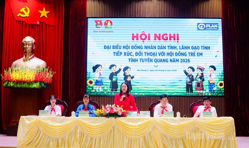 Các đại biểu HĐND tỉnh, lãnh đạo tỉnh giải đáp những đề xuất, kiến nghị của các em học sinh.