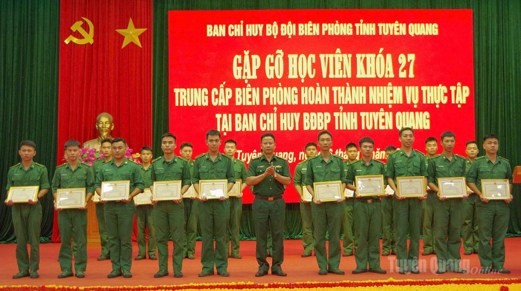 Lãnh đạo Ban Chỉ huy Bộ đội Biên phòng tỉnh trao Giấy khen cho các học viên có thành tích xuất sắc.