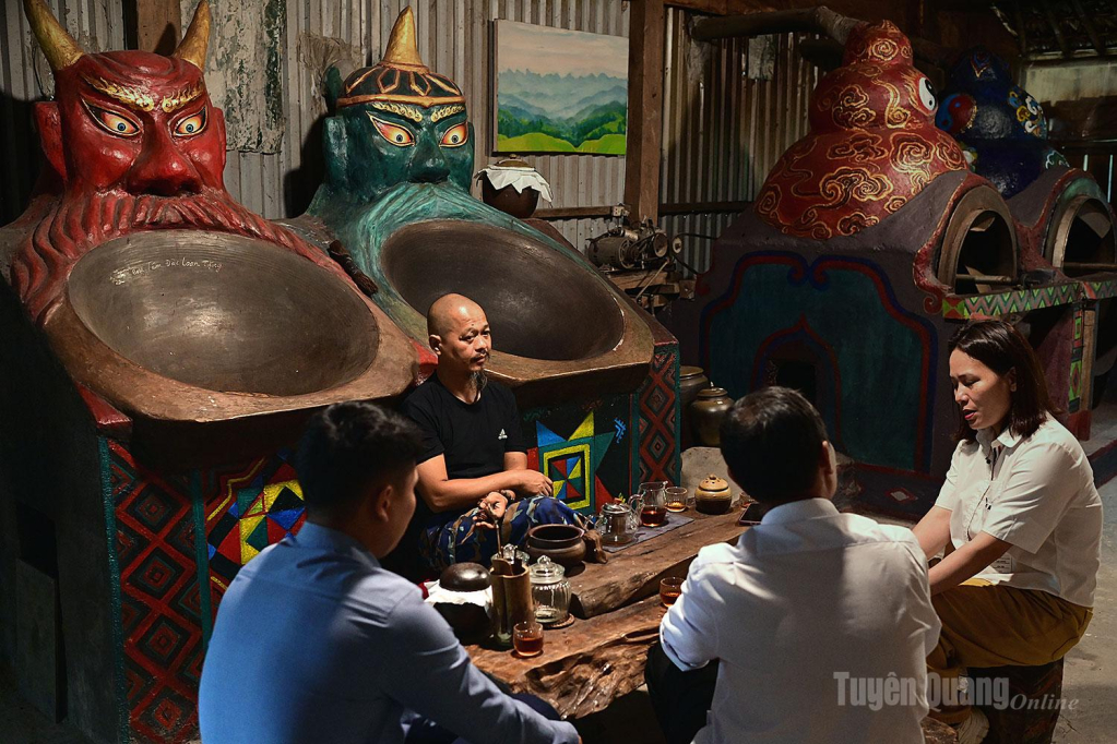 Vì trót yêu nét hoang sơ, thuần khiết của Xà Phìn, họ đã tình nguyện ở lại hướng dẫn bà con kỹ thuật chế biến trà, xây dựng nên thương hiệu.