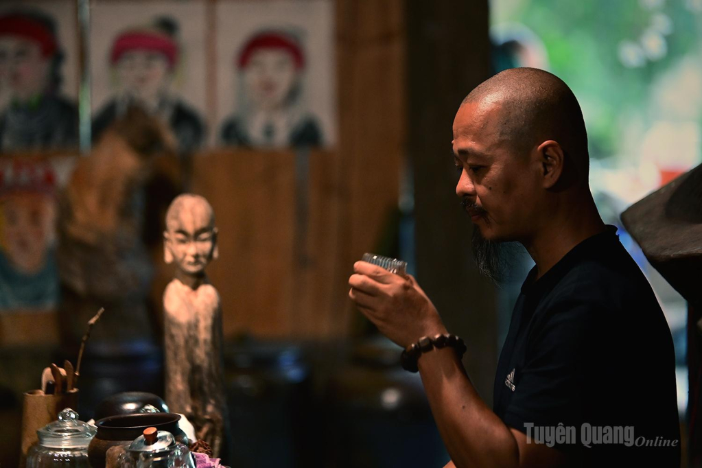 Họ hướng dẫn người dân chắt chiu từng giọt sương, làn gió để chè ngon hơn.