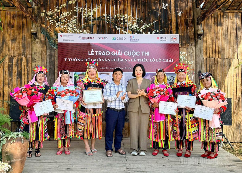 Ban Tổ chức trao giải cho các đội thi với sản phẩm thủ công thêu.