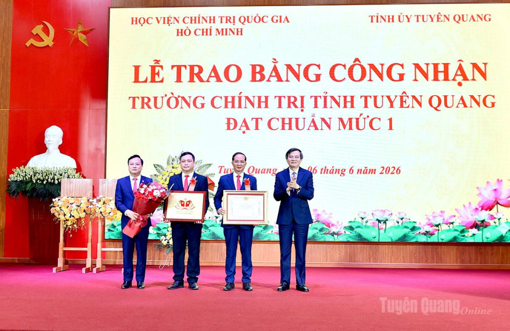PGS, TS Đoàn Minh Huấn, Giám đốc Học viện Chính trị quốc gia Hồ Chí Minh trao Bằng công nhân đạt chuẩn mức 1 cho Trường Chính trị tỉnh.