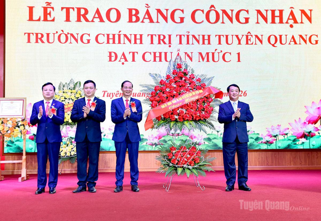Đồng chí Bí thư Tỉnh ủy Hầu A Lềnh tặng hoa chúc mừng Trường Chính trị tỉnh đạt chuẩn mức 1.