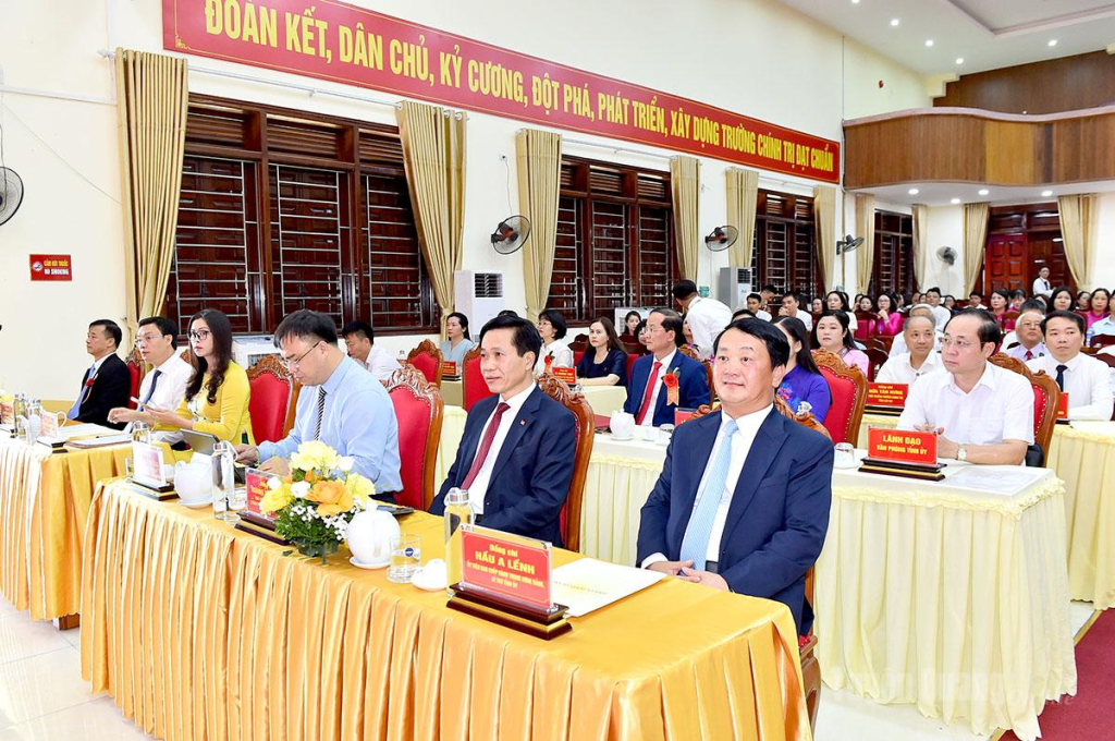 Các đồng chí lãnh đạo tỉnh, Học viện Chính trị quốc gia Hồ Chí Minh tại buổi lễ.