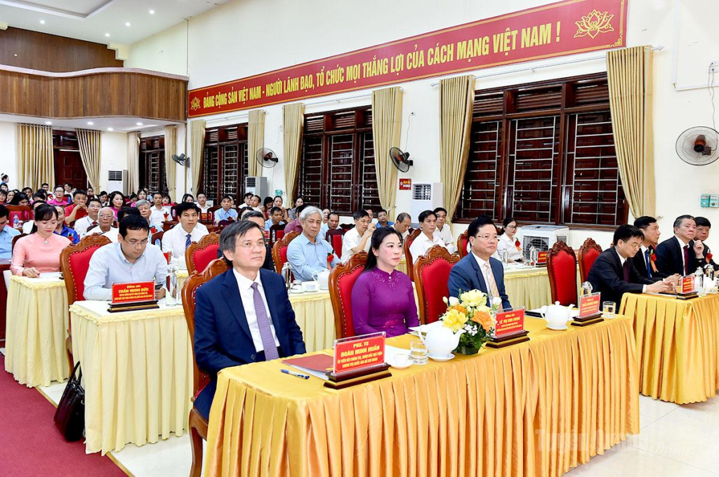 Các đồng chí lãnh đạo Học viện Chính trị quốc gia Hồ Chí Minh và lãnh đạo tỉnh tại buổi lễ.