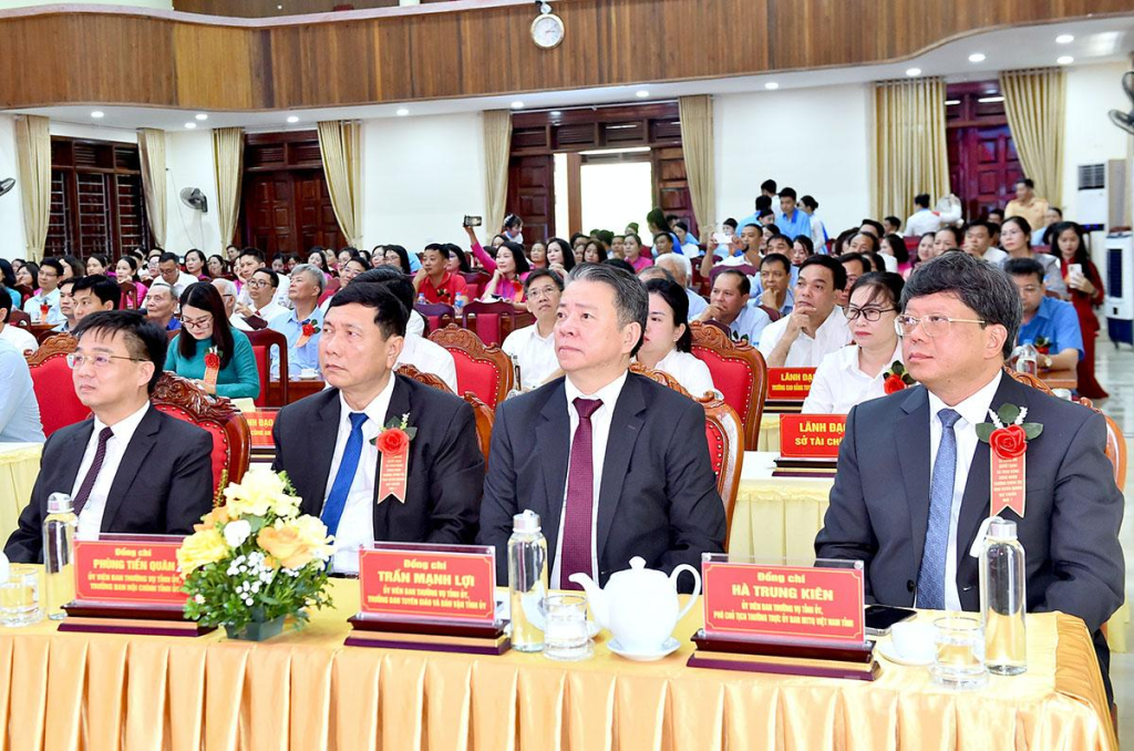 Các đồng chí Ủy viên Ban Thường vụ Tỉnh ủy dự buổi lễ.
