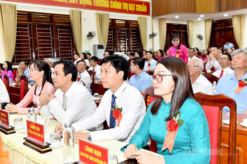 Các đại biểu dự buổi lễ.