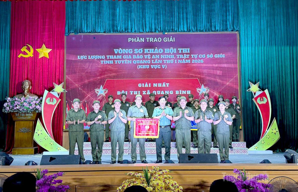 Lãnh đạo Công an tỉnh trao giải Nhất cho đội thi xã Quang Bình.