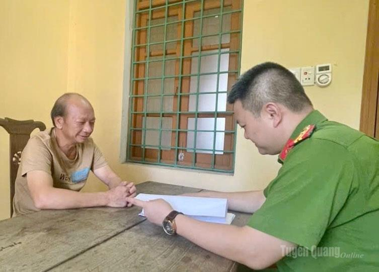 Cơ quan Cảnh sát điều tra, Công an tỉnh Tuyên Quang tiến hành lấy lời khai ban đầu đối với đối tượng Thu Đức Thìn sau khi bị bắt giữ.