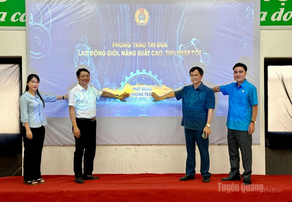 Các đại biểu tại Điểm cầu tỉnh Tuyên Quang phát động phong trào thi đua Lao động giỏi, năng suất cáo, thu nhập tốt.
