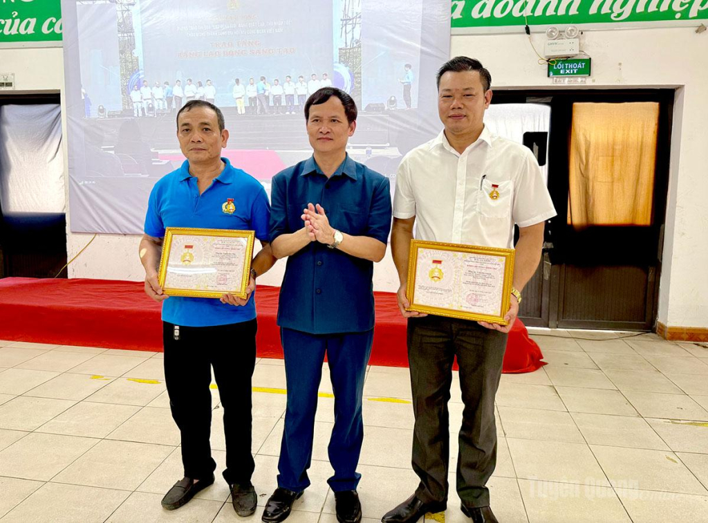 Đồng chí Triệu Tài Phong, Ủy viên BCH Đảng bộ tỉnh, Phó Chủ tịch Ủy ban MTTQ tỉnh, Chủ tịch Liên đoàn Lao động tỉnh trao Bằng Lao động sáng tạo vì có thành tích xuất sắc trong phong trào thi đua yêu nước cho 2 cá nhân.