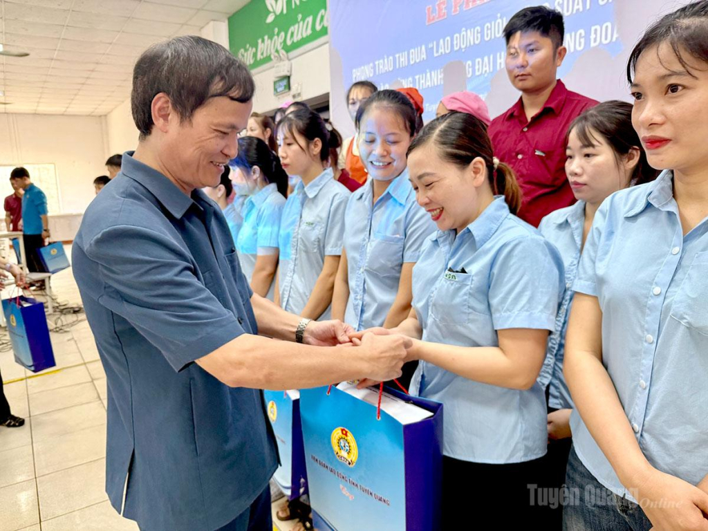 Đồng chí Triệu Tài Phong, Ủy viên BCH Đảng bộ tỉnh, Phó Chủ tịch Ủy ban MTTQ tỉnh, Chủ tịch Liên đoàn Lao động tỉnh trao  quà cho công nhân lao động có thành tích xuất sắc trong phong trào thi đua “Lao động giỏi, lao động sáng tạo” 6 tháng đầu năm 2026.