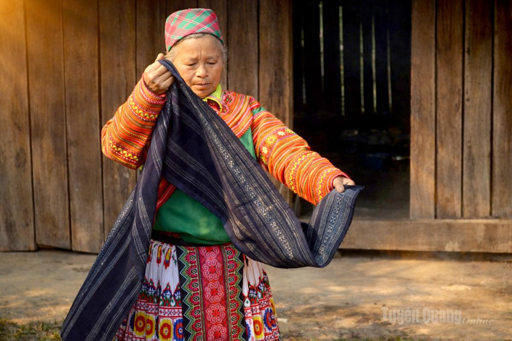 Bà Thào Thị Tòng cẩn thận vuốt phẳng lại tấm vải lanh.