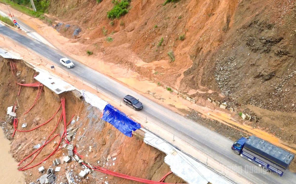 Đoạn đường bị sạt, lở nghiêm trọng ta luy âm sau trận mưa lũ năm 2025.