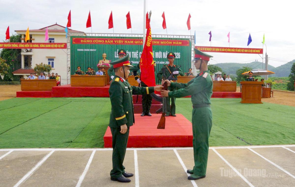 Thượng tá Phạm Anh Tuấn, Trung đoàn trưởng Trung đoàn 247 thực hiện nghi lễ trao súng cho chiến sĩ mới trong Lễ Tuyên thệ.