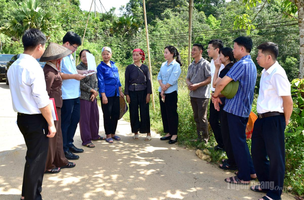 Đồng chí Nông Thị Bích Huệ, Phó Bí thư Thường trực chuyên trách Đảng ủy UBND tỉnh kiểm tra, nắm tình hình công tác sắp xếp thôn tại thôn Trung Thành 2, xã Bằng Lang.