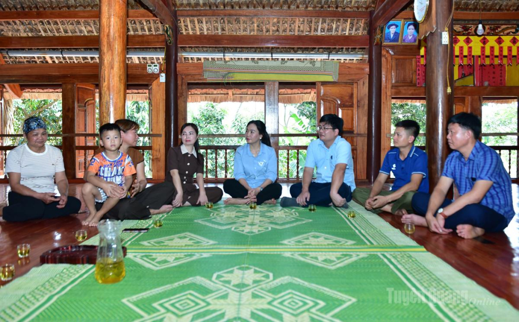 Đồng chí Nông Thị Bích Huệ, Phó Bí thư Thường trực chuyên trách Đảng ủy UBND tỉnh kiểm tra, nắm tình hình công tác sắp xếp thôn tại thôn Chàng Thẳm, xã Bằng Lang.