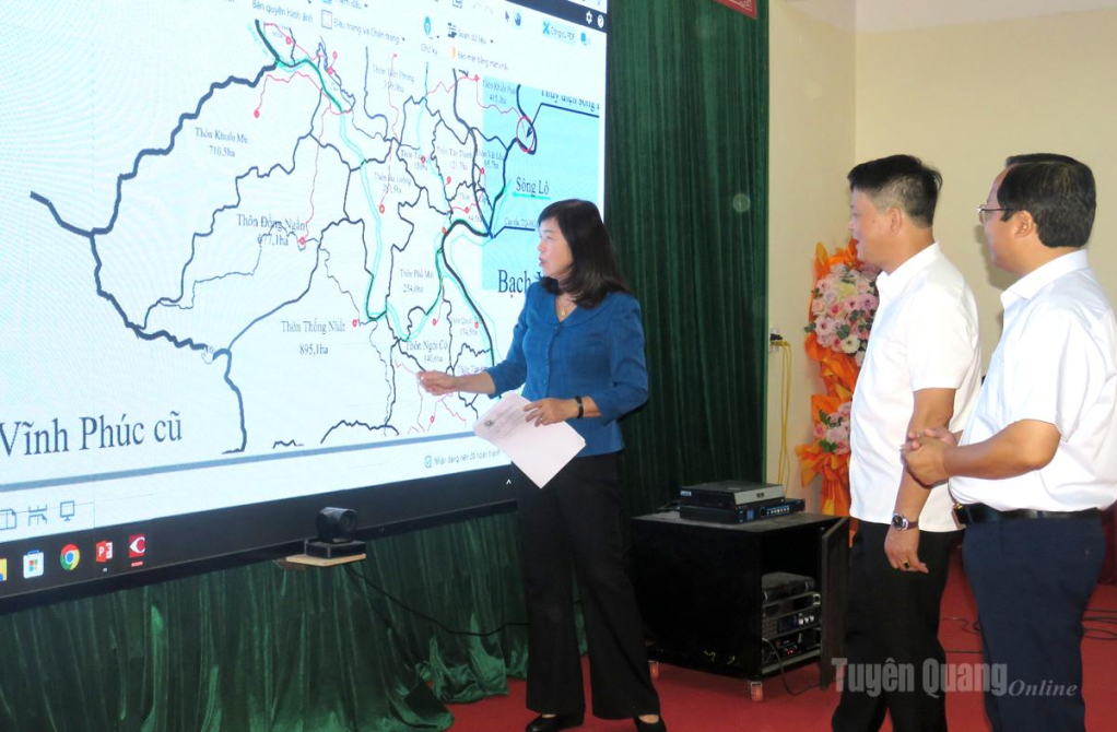 Đồng chí Phó Chủ tịch HĐND tỉnh Phạm Thị Minh Xuân nghe báo cáo, trao đổi về phương án sắp xếp thôn của xã Vĩnh Tuy trên bản đồ địa giới.