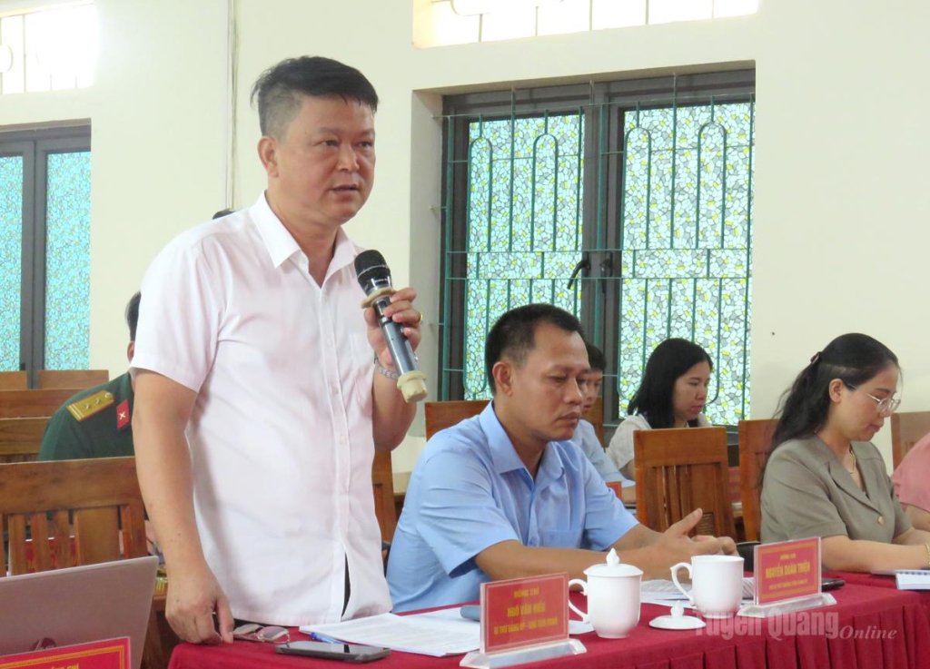 Đồng chí Ngô Văn Hiếu, Bí thư Đảng ủy, Chủ tịch HĐND xã Vĩnh Tuy báo cáo tiến độ thực hiện sắp xếp thôn trên địa bàn xã.