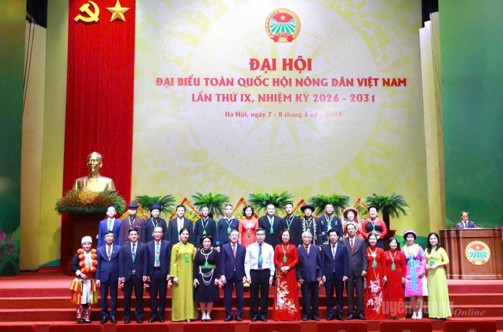 Đoàn đại biểu tỉnh Tuyên Quang chụp ảnh lưu niệm cùng các đồng chí lãnh đạo Trung ương.
