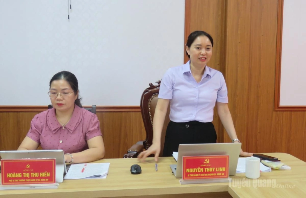 Đồng chí Nguyễn Thùy Linh, Bí thư Đảng ủy, Chủ tịch HĐND xã Hùng An báo cáo tại buổi làm việc.