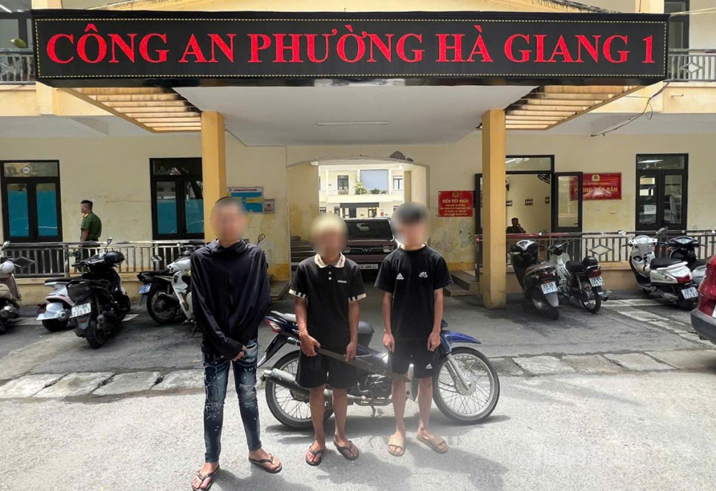 Nhóm 3 đối tượng (Thắng, Hiếu, Khánh) tại cơ quan Công an phường Hà Giang 1.