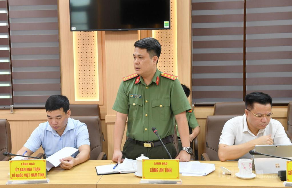 Lãnh đạo Công an tỉnh báo cáo phương án đảm bảo an toàn, anh ninh tại các điểm thi.