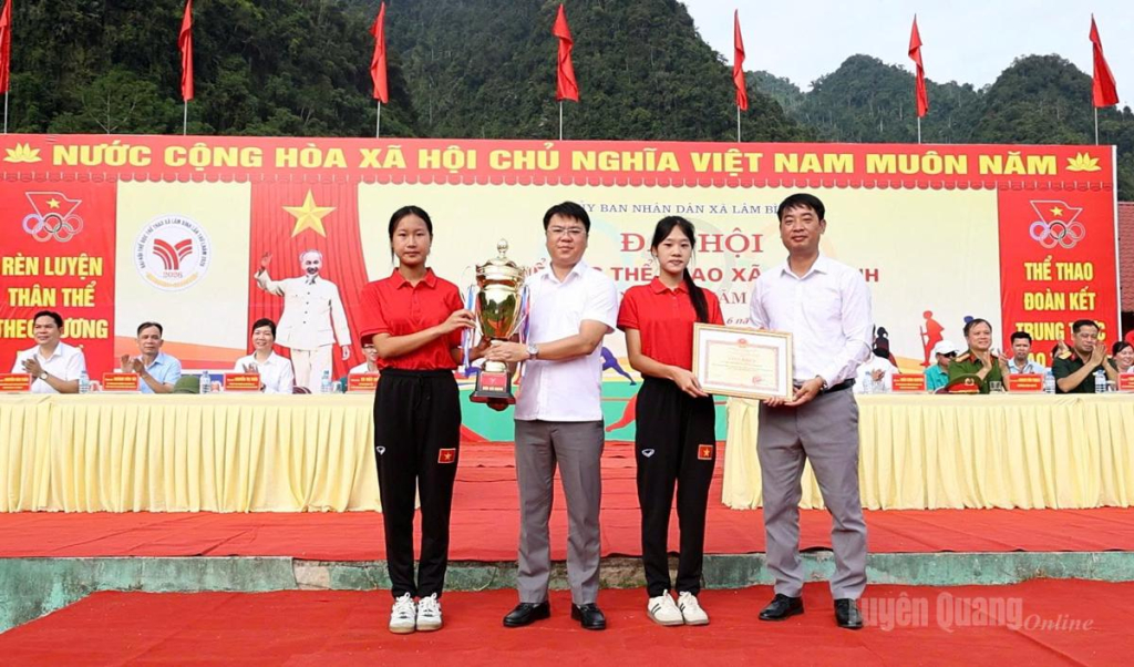 Lãnh đạo Đảng uỷ, UBND xã Lâm Bình trao cúp và giấy khen cho Đội bóng đá nữ xã Lâm Bình.