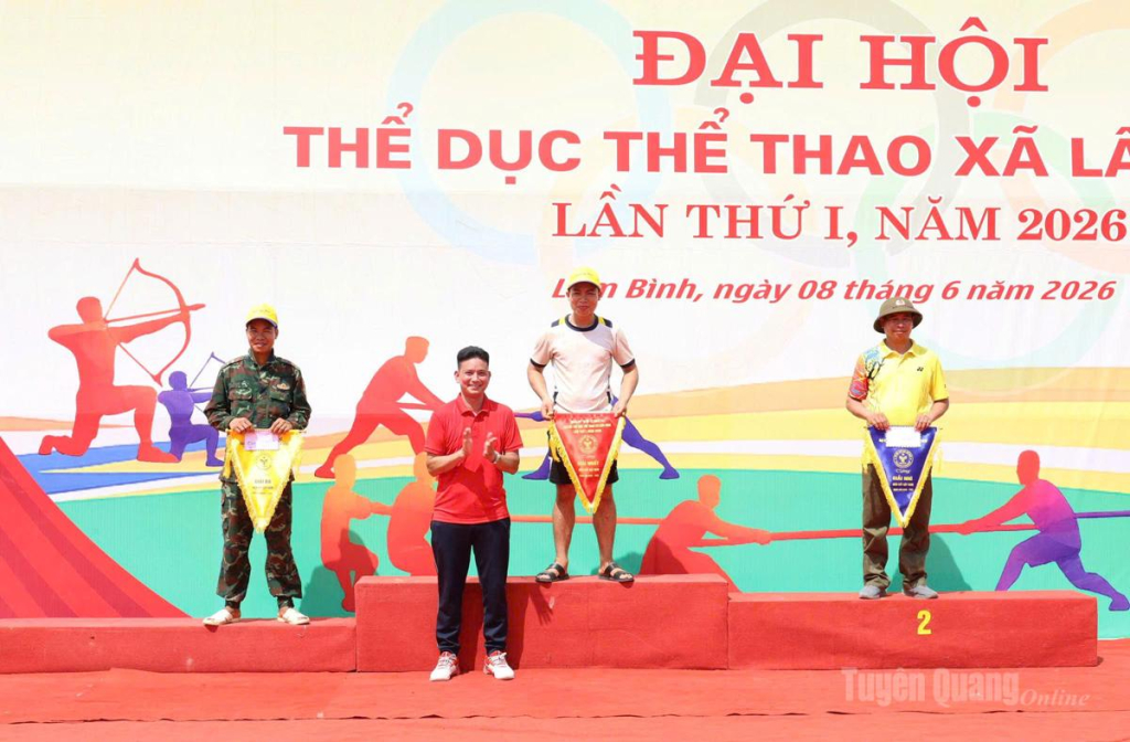 Lãnh đạo Trung tâm Dịch vụ công trao giải cho các vận động viên đạt thành tích cao.