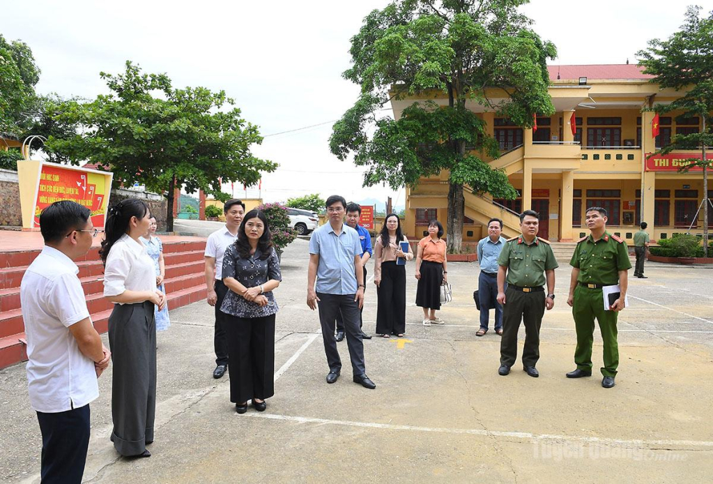 Đồng chí Phó Chủ tịch UBND tỉnh Vương Ngọc Hà cùng đoàn công tác kiểm tra công tác chuẩn bị cho Kỳ thi tốt nghiệp THPT tại điểm thi Trường THPT Sông Lô.