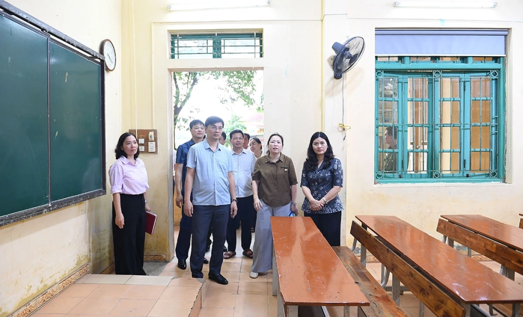 Đồng chí Phó Chủ tịch UBND tỉnh Vương Ngọc Hà cùng đoàn công tác kiểm tra cơ sở vật chất chuẩn bị cho Kỳ thi tốt nghiệp THPT tại điểm thi Trường THPT Nguyễn Văn Huyên.