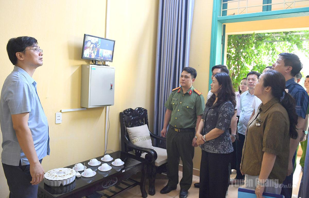 Đồng chí Phó Chủ tịch UBND tỉnh Vương Ngọc Hà kiểm tra khu vực đặt thiết bị giám sát phục vụ Kỳ thi tốt nghiệp THPT tại điểm thi Trường THPT Nguyễn Văn Huyên.