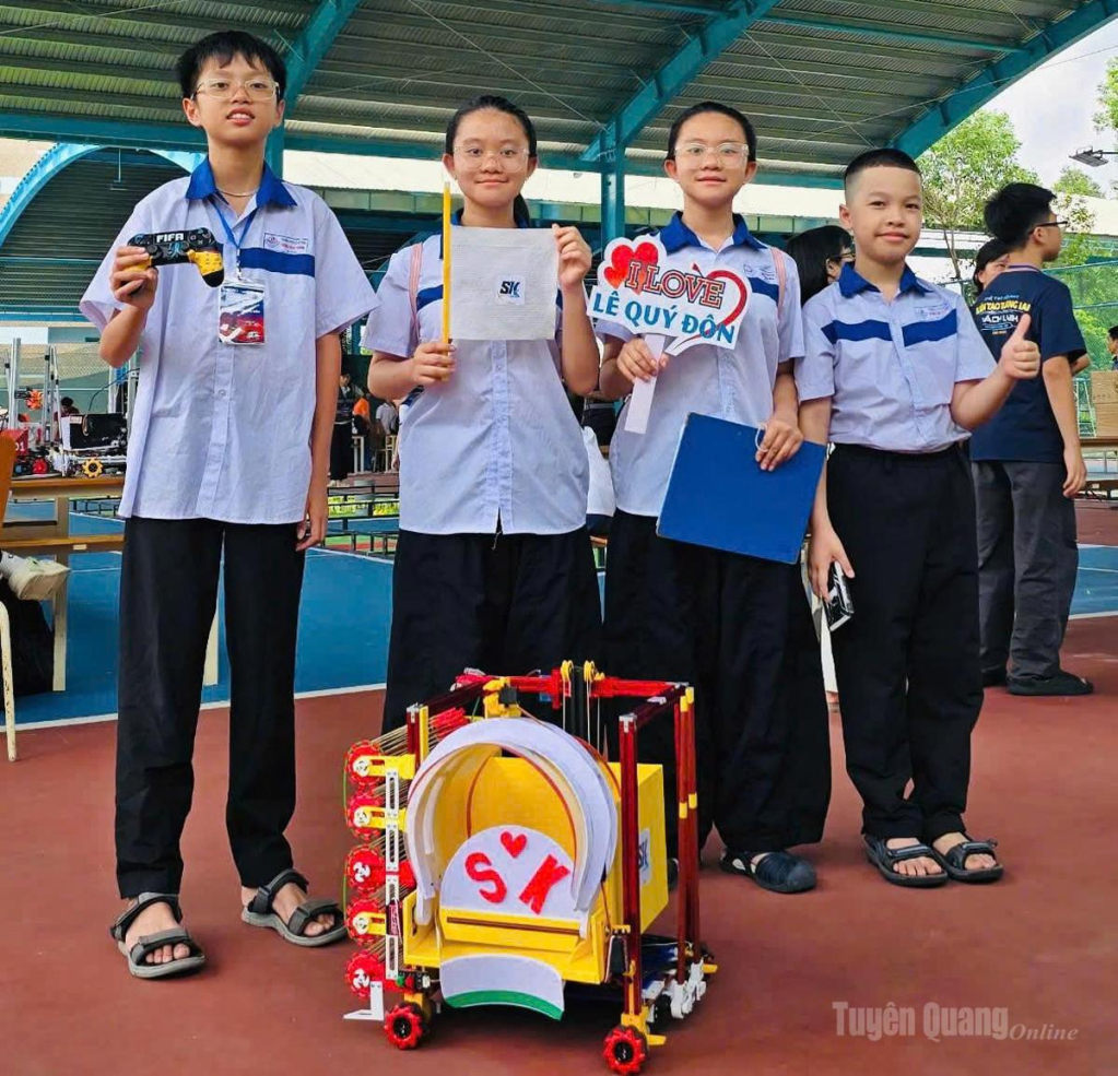 Thành viên đội thi Gold horse của Trường THCS Lê Quý Đôn.