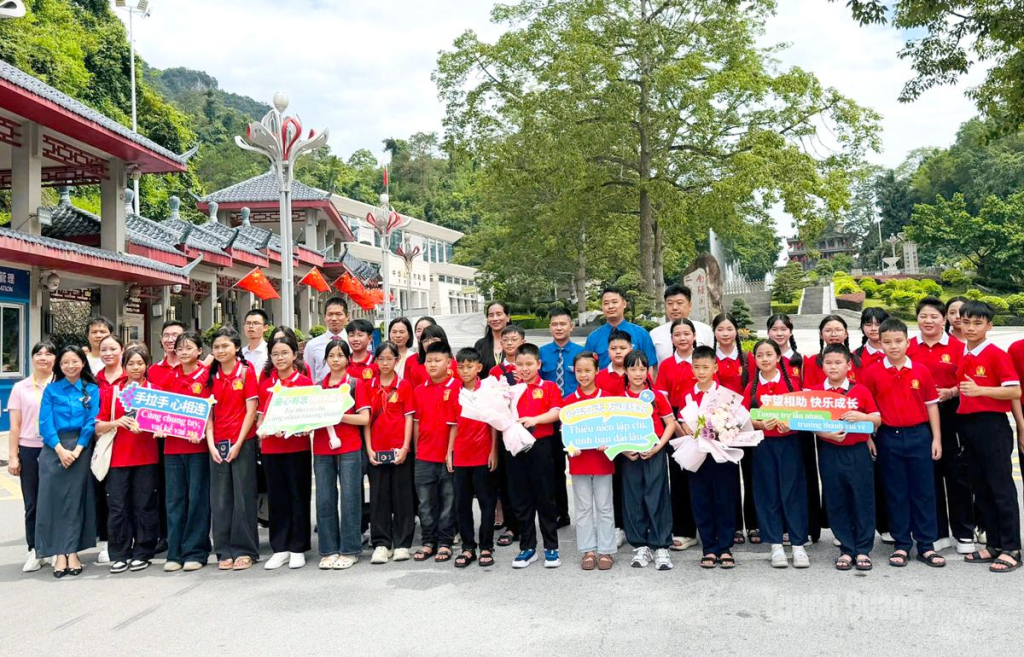 Các đại biểu tham gia chương trình chụp ảnh lưu niệm tại Cửa khẩu Quốc tế Hữu Nghị, tỉnh Lạng Sơn.