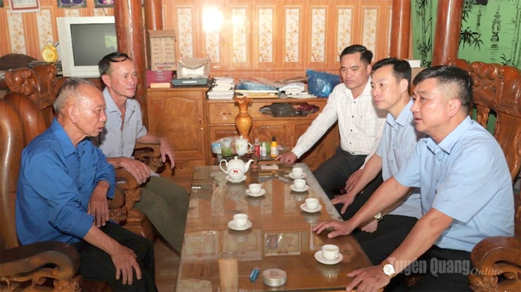 Lãnh đạo xã Liên Hiệp trao đổi, nắm bắt ý kiến của người dân trong quá trình xây dựng phương án sắp xếp thôn.
