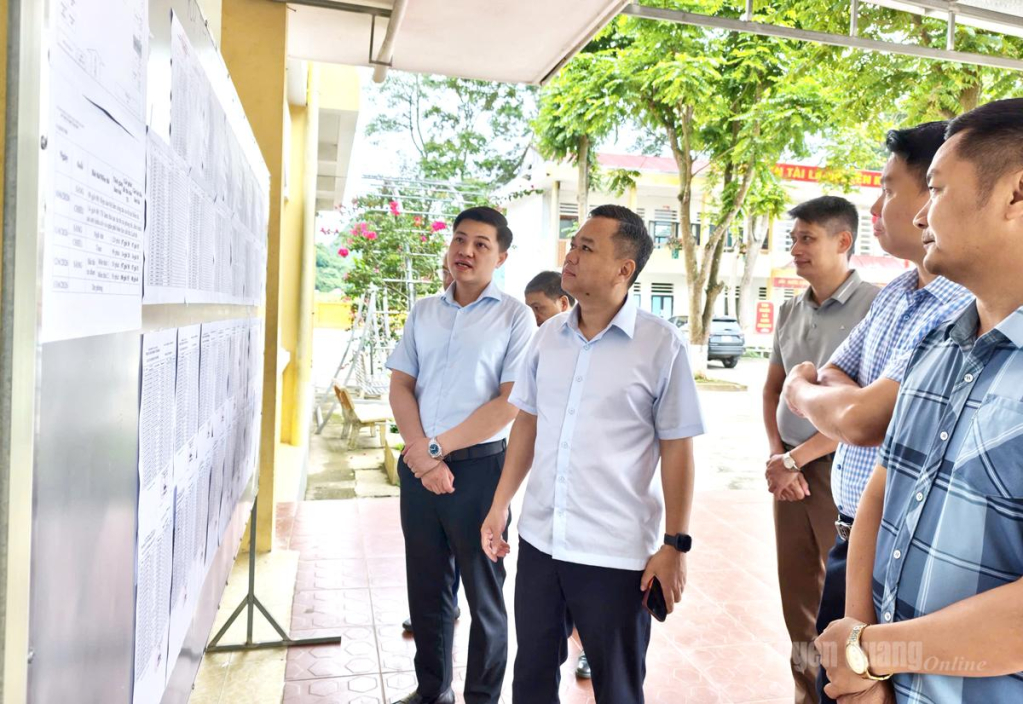 Phó Chủ tịch UBND tỉnh Đỗ Hùng Đức kiểm tra khu vực niêm yết danh sách thí sinh.