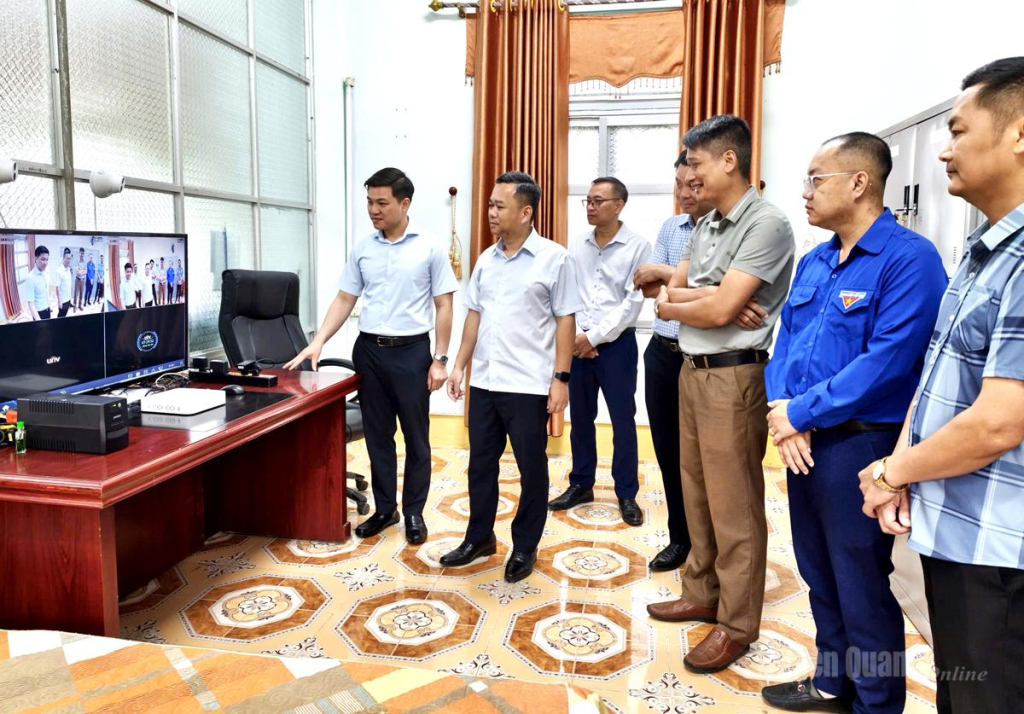 Phó Chủ tịch UBND tỉnh Đỗ Hùng Đức kiểm tra hệ thống camera an ninh tại điểm thi Trường THPT Quản Bạ.