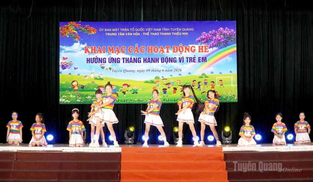 Các tiết mục văn nghệ do các em ở các câu lạc bộ năng khiếu tại Trung tâm biểu diễn.
