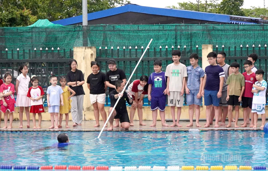Tuyên truyền phòng, chống đuối nước đến các em thiếu nhi.