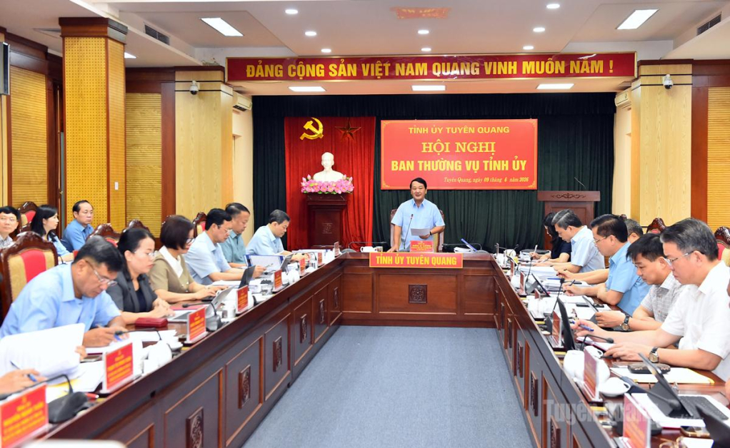 Đồng chí Bí thư Tỉnh ủy Hầu A Lềnh chủ trì hội nghị Ban Thường vụ Tỉnh ủy.