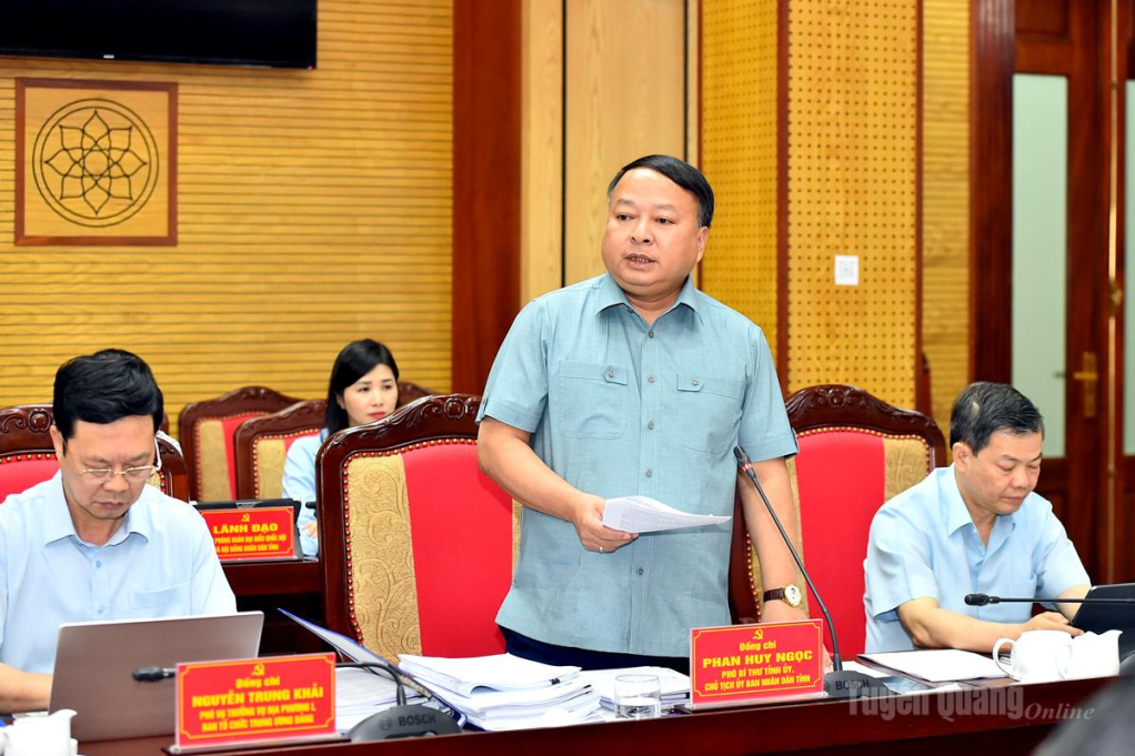Đồng chí Phan Huy Ngọc, Chủ tịch UBND tỉnh phát biểu tại hội nghị.