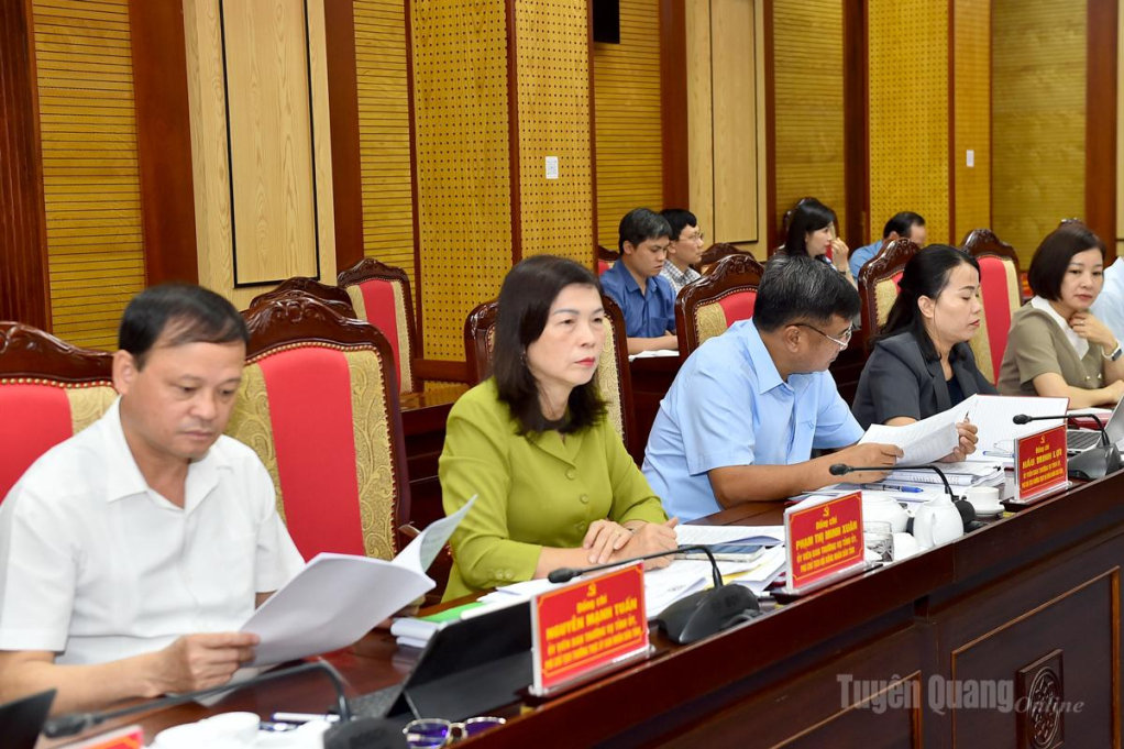 Các đồng chí Ủy viên Ban Thường vụ Tỉnh ủy tại hội nghị.