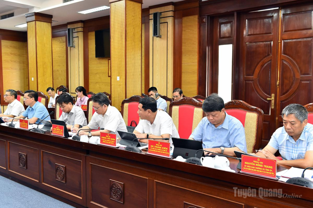Các đồng chí Ủy viên Ban Thường vụ Tỉnh ủy tại hội nghị.