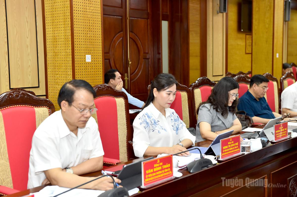 Các đồng chí Ủy viên Ban Thường vụ Tỉnh ủy tại hội nghị.