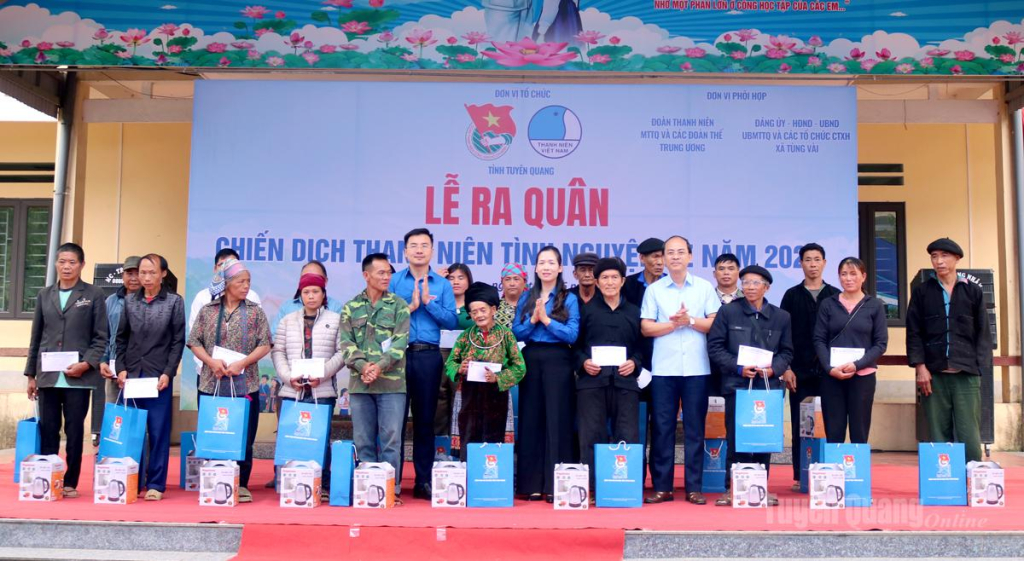 Đồng chí Nguyễn Nhất Linh và đồng chí Dương Minh Nguyệt trao quà cho các gia đình chính sách, gia đình có công với cách mạng.