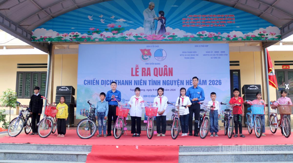 Đồng chí Phan Huy Thành cùng lãnh đạo Tỉnh đoàn trao xe đạp cho học sinh nghèo vượt khó.