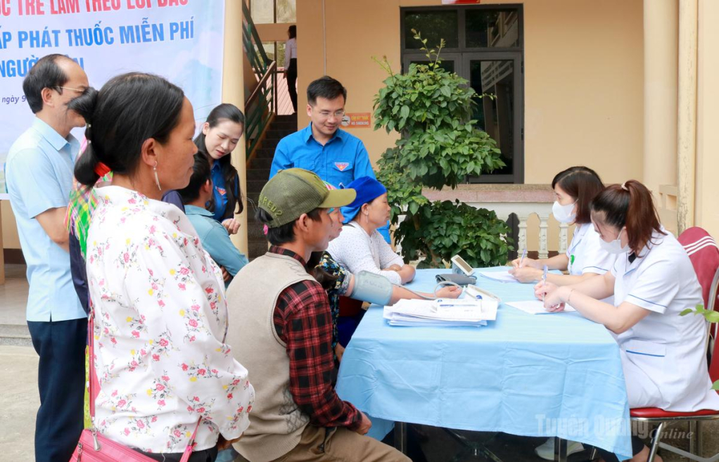 Khám bệnh, cấp phát thuốc miễn phí cho người dân.